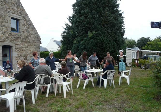 Animation in the camp of the Dawn Mill in Concarneau